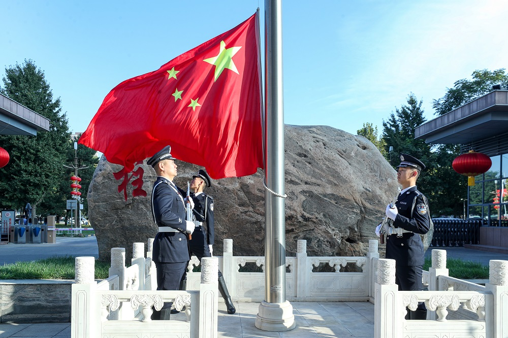 石家庄市公安局举行升国旗唱国歌重温人民警察誓词活动