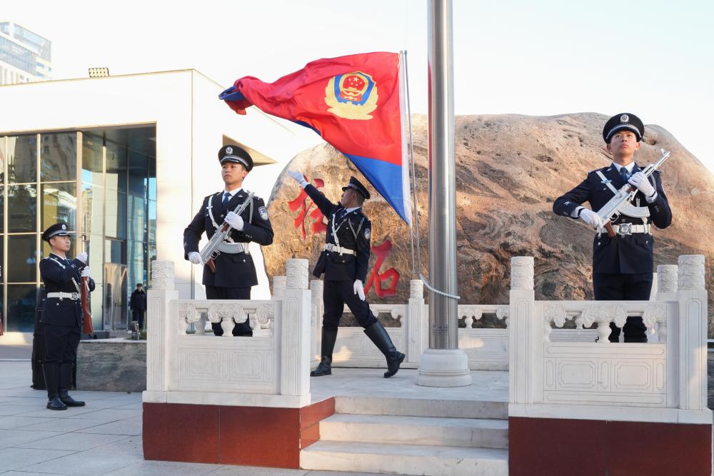 石家庄市公安局举行“升警旗、唱警歌、重温公安机关人民警察誓词暨荣誉退休和新警入警”活动